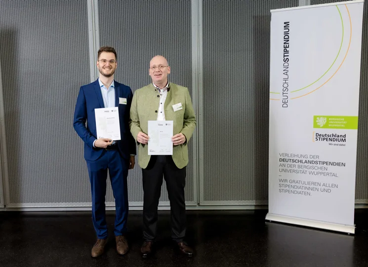 Cerimonia di consegna delle borse di studio Deutschlandstipendium all'Università di Wuppertal con il borsista sostenuto da REO AG