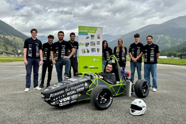Il Green Lion Racing Team dell'Università di Wuppertal con la monoposto elettrica per la Formula Student